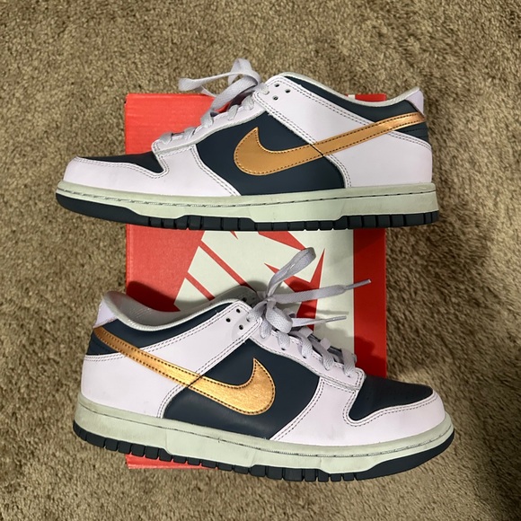 NIKE DUNK LOW SE (GS)
THUNDER BLUE/METALLIC COPPER
Used in Fair condition - Picture 3 of 7